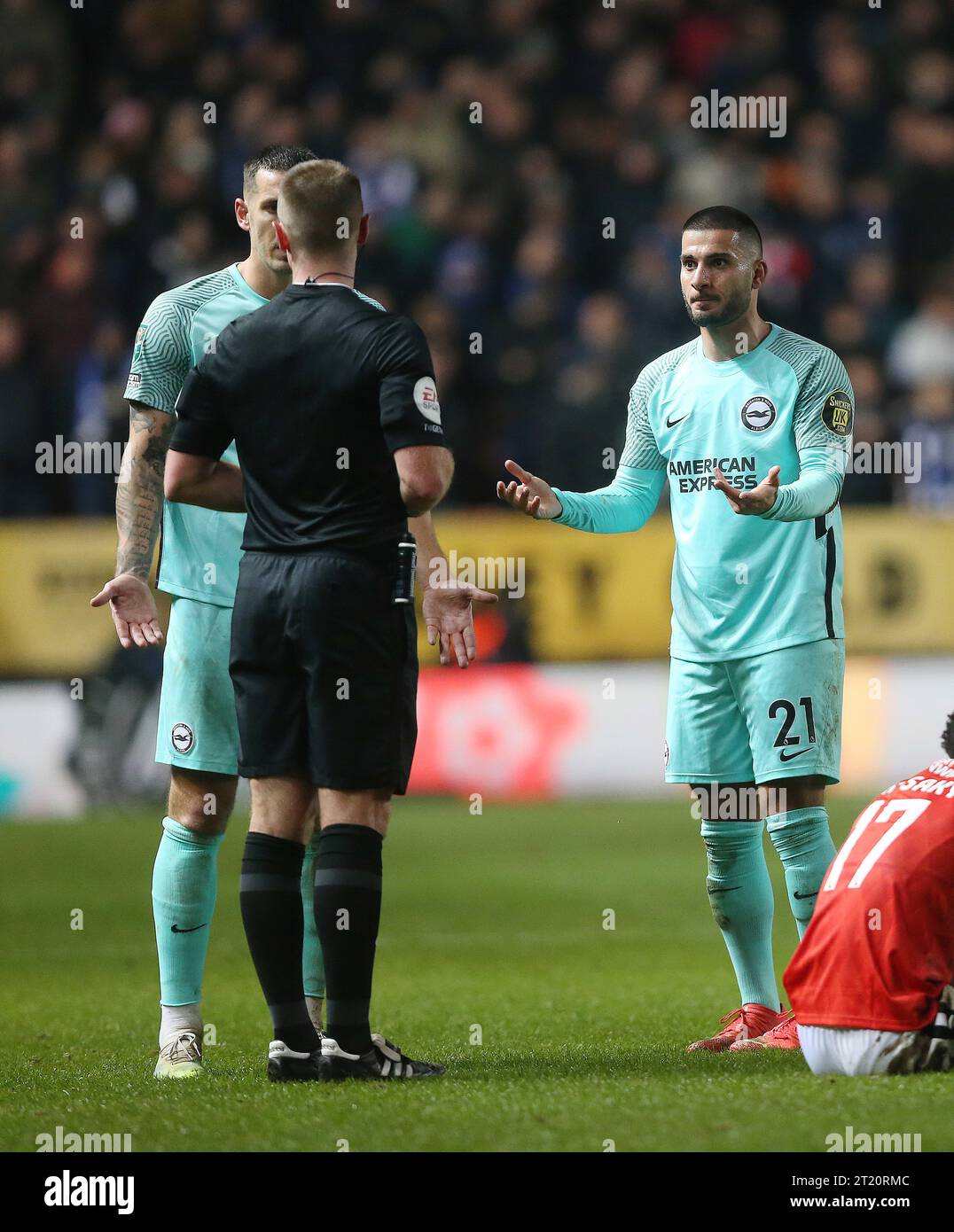 Deniz Undav de Brighton & Hove Albion a l’air agacé de l’arbitre après n’avoir pas accordé de penalty à Brighton & Hove Albion. - Charlton Athletic v Brighton & Hove Albion, EFL Cup, English football League Cup, Carabao Cup, The Valley Stadium, Londres, Royaume-Uni - 21 décembre 2022 usage éditorial uniquement - des restrictions DataCo s'appliquent Banque D'Images