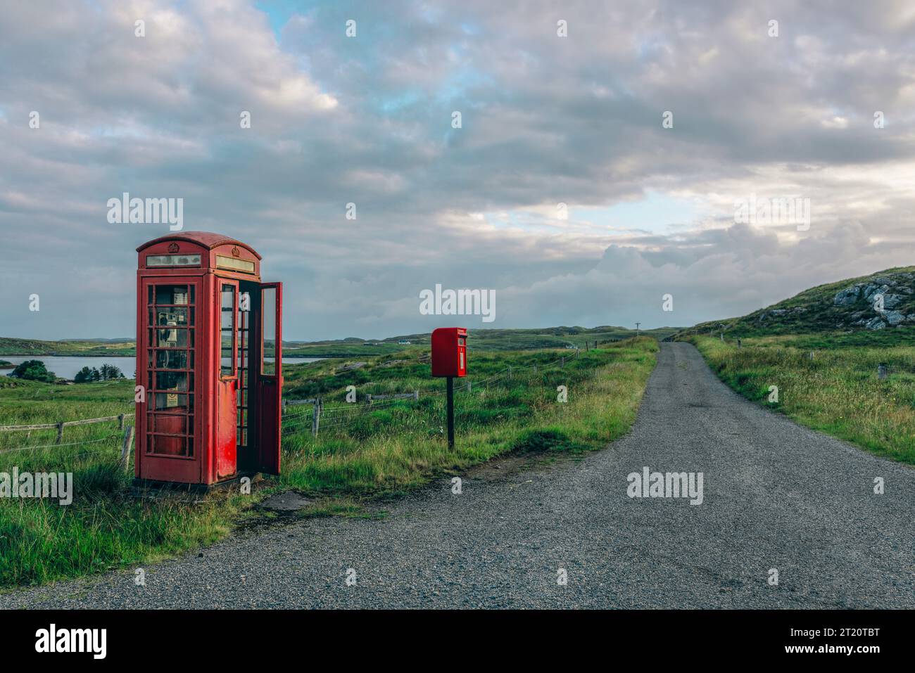 Cabine téléphonique rouge près de Crulabhig sur l'île de Lewis, en Écosse. Banque D'Images