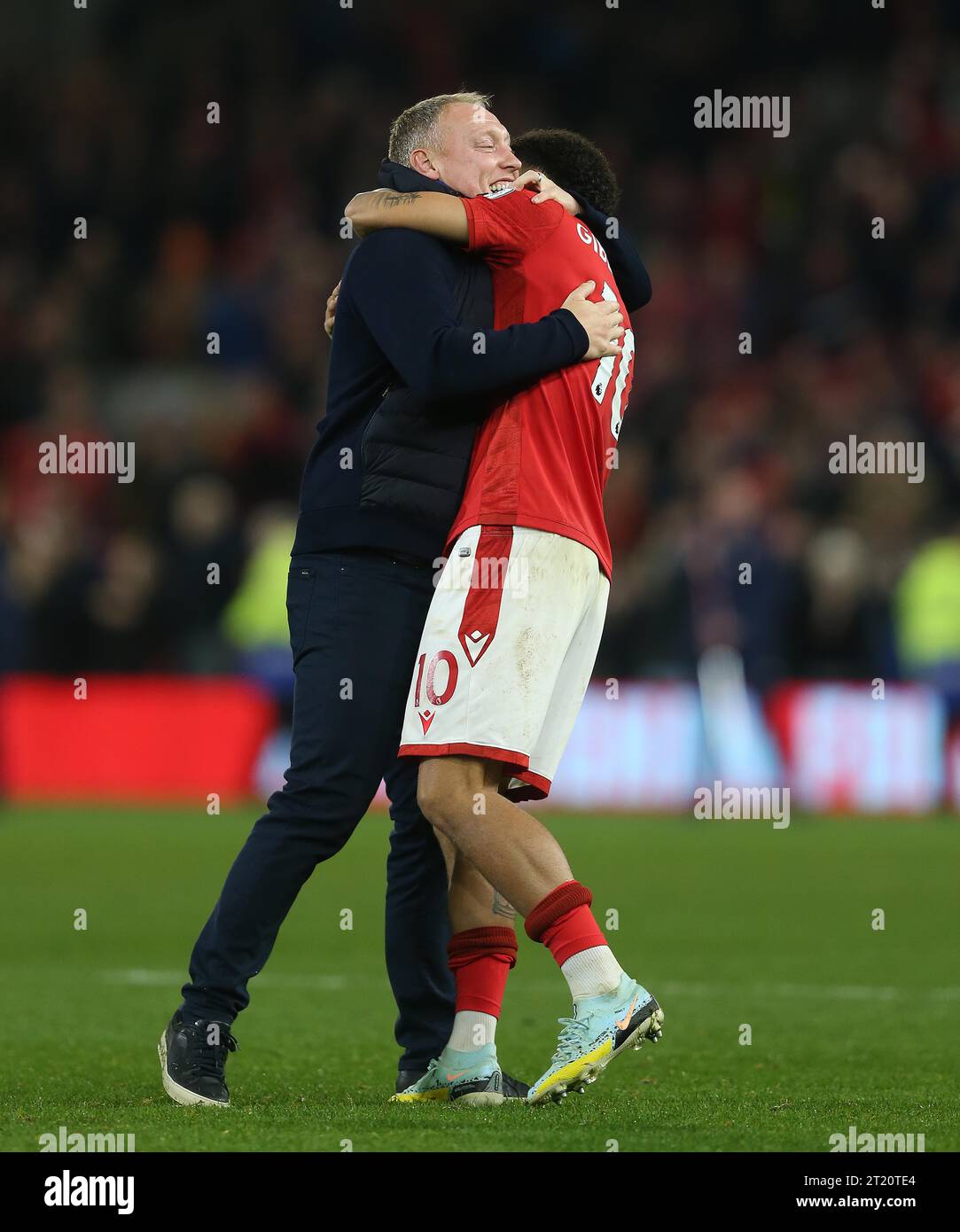 Morgan Gibbs-White de Nottingham Forest célèbre la victoire avec Steve Cooper, directeur de Nottingham Forest. - Nottingham Forest v Crystal Palace, Premier League, The City Ground, Nottingham, Royaume-Uni - 12 novembre 2022 usage éditorial uniquement - des restrictions DataCo s'appliquent Banque D'Images