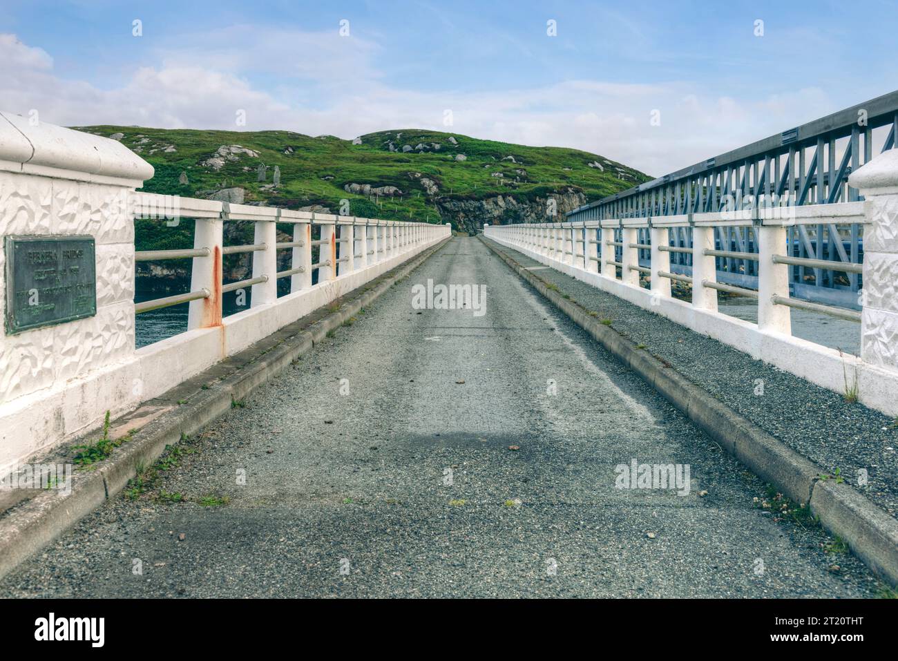 Pont sur l'Atlantique à Great BERNERA avec des pierres debout, île de Lewis, Écosse. Banque D'Images