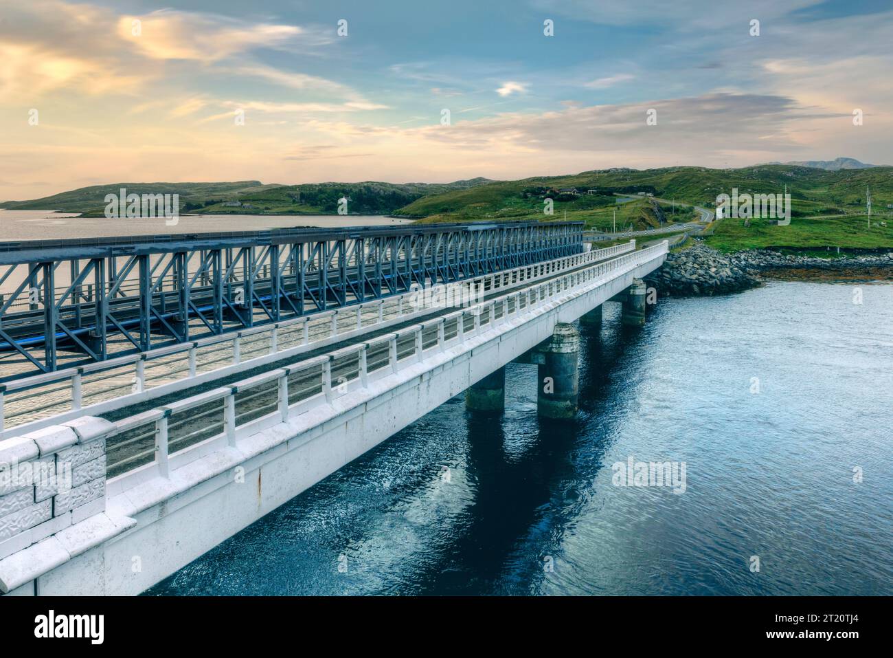 Pont sur l'Atlantique à Great BERNERA avec des pierres debout, île de Lewis, Écosse. Banque D'Images