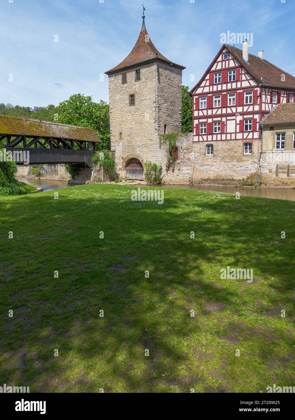 Schwaebisch Hall, vieilles maisons de ville à colombages avec vue sur le clocher de l'église, tir de drone Banque D'Images