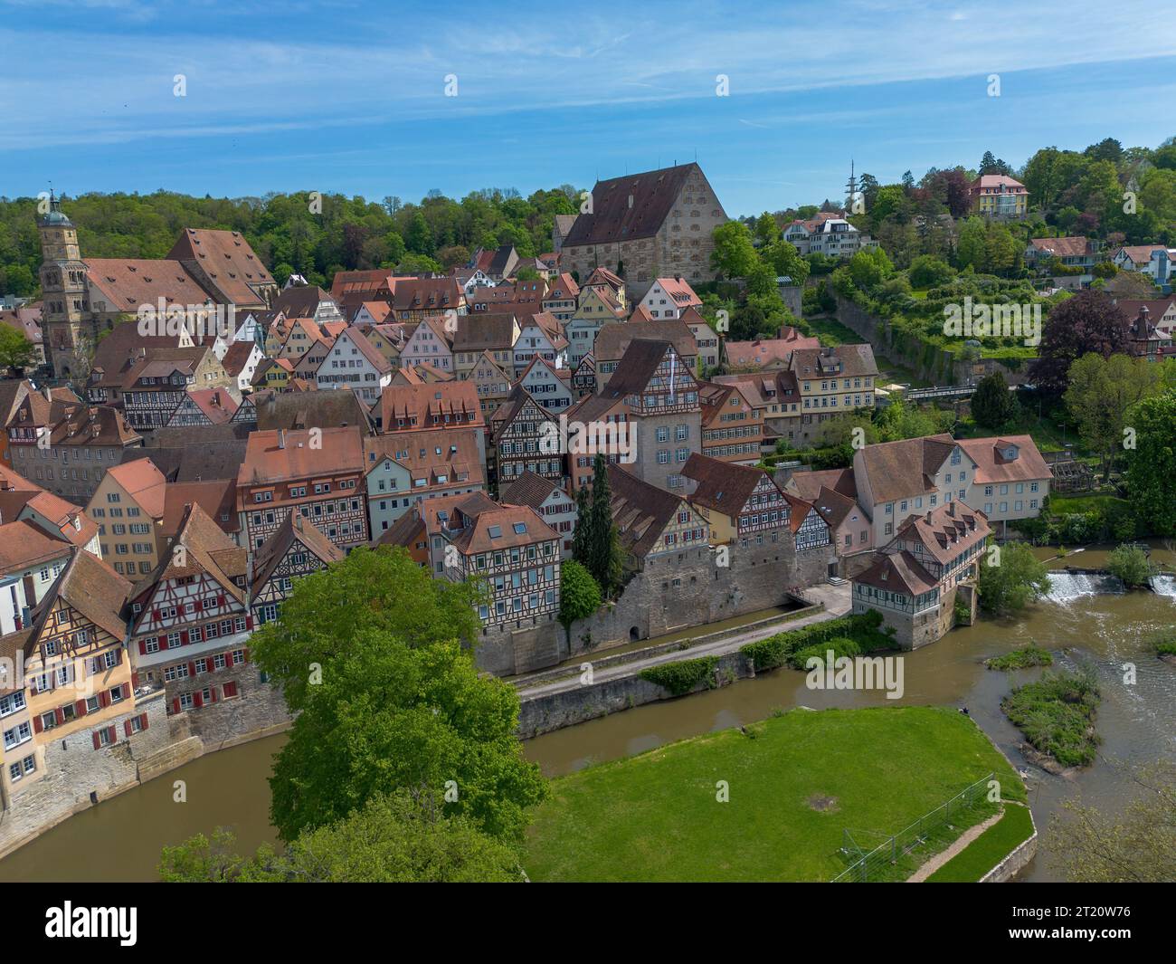 Schwaebisch Hall, vieilles maisons de ville à colombages avec vue sur le clocher de l'église, tir de drone Banque D'Images