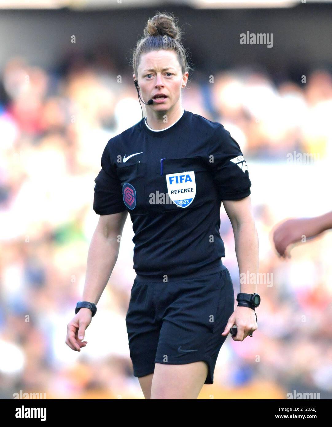 Brighton UK 15 octobre 2023 - arbitre Kirsty Dowle lors du match de football féminin Barclays Super League entre Brighton & Hove Albion et Tottenham Hotspur à l'American Express Stadium (usage éditorial seulement) : Credit Simon Dack /TPI/ Alamy Live News Banque D'Images