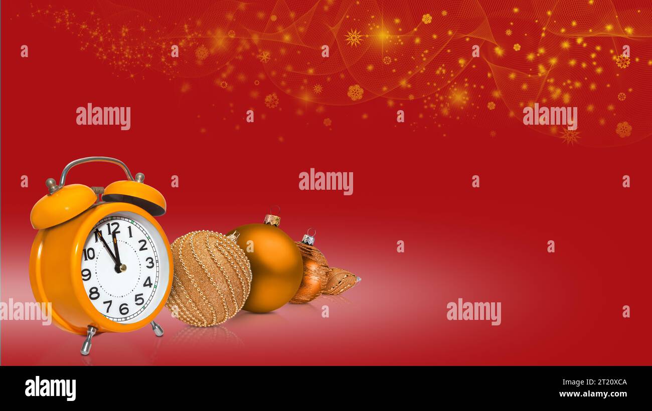 Concept abstrait de Noël et du nouvel an avec décorations de noël, neige, flocons de neige et étoiles sur fond rouge délicat Banque D'Images
