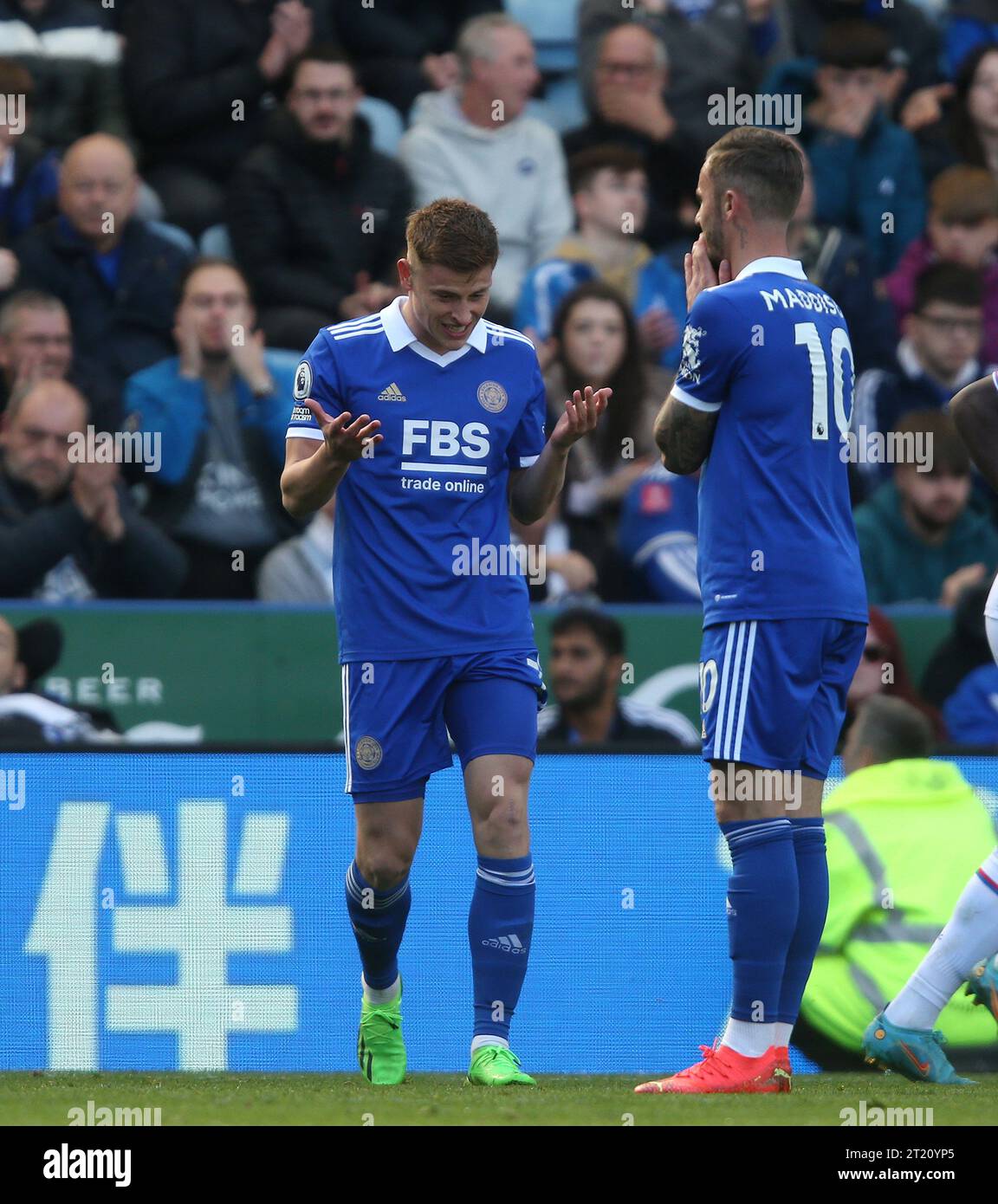 Harvey Barnes et James Maddison de Leicester City semblent déçus et découragés - Leicester City v Crystal Palace, Premier League, King Power Stadium, Leicester, Royaume-Uni - 15 octobre 2022 usage éditorial uniquement - restrictions DataCo applicables Banque D'Images