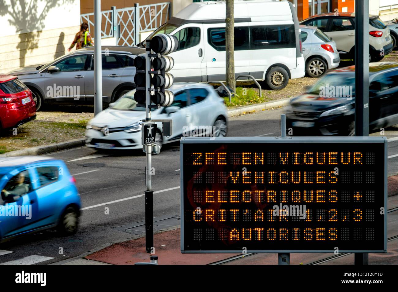 Panneau lumineux indiquant “zone à faible émission (LEZ), véhicules électriques ou véhicules avec autocollant Crit Air 1,,2 ou 3 uniquement”. Zone à faibles émissions - tr restreint Banque D'Images