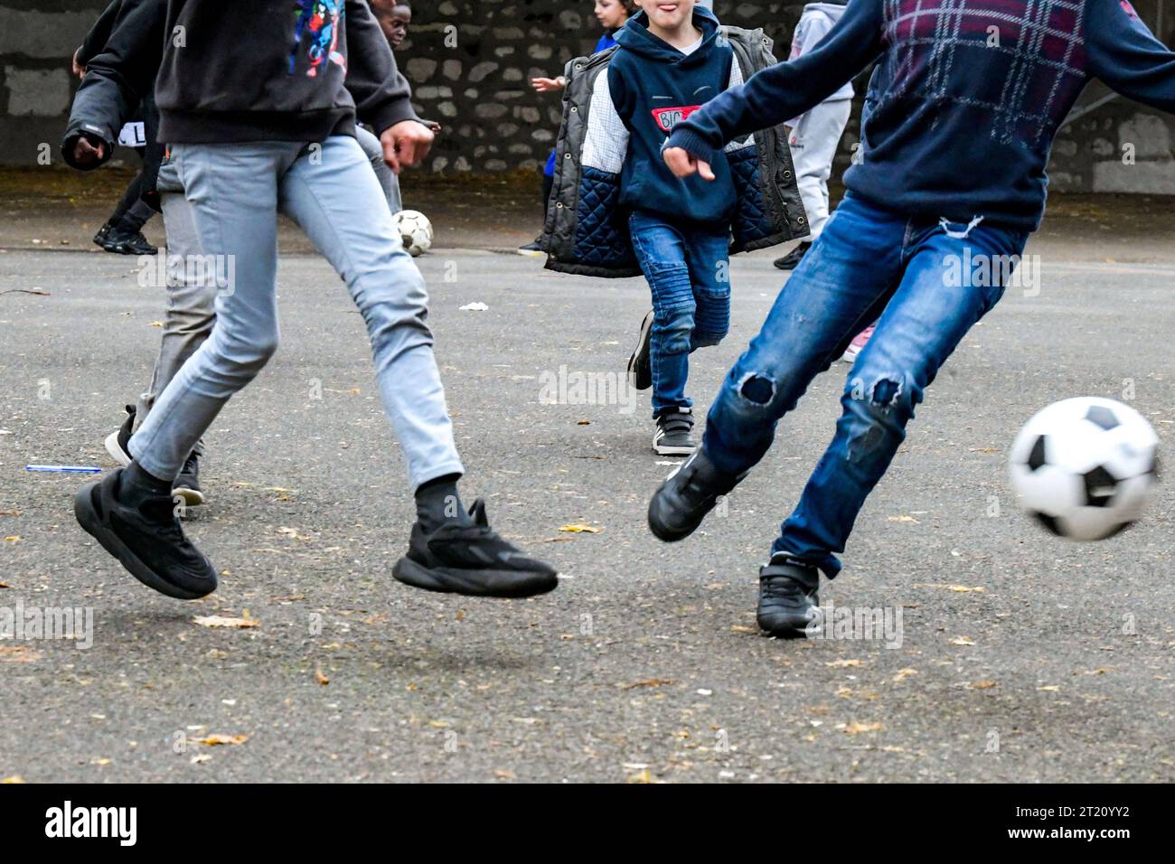 Enfants jouant dans une aire de jeux de l'école primaire Banque D'Images