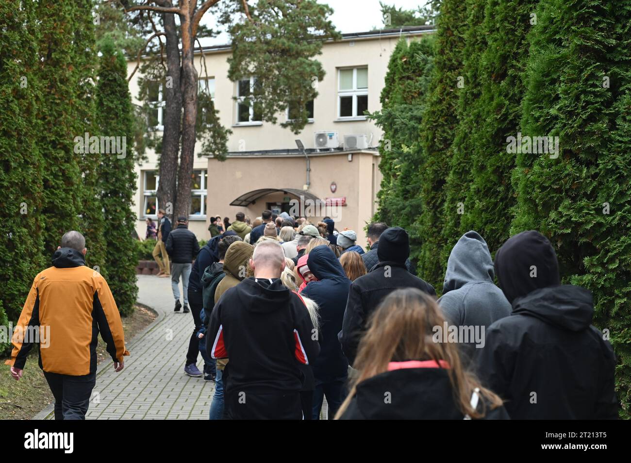 Varsovie, Pologne. 15 octobre 2023. Les gens attendent pour voter devant un bureau de vote à Varsovie, en Pologne, le 15 octobre 2023. Le parti droit et Justice (PiS) au pouvoir en Pologne a pris la tête des élections législatives de dimanche avec 36,8 pour cent des voix, selon un sondage de sortie. Crédit : Aleksy Witwicki/Xinhua/Alamy Live News Banque D'Images