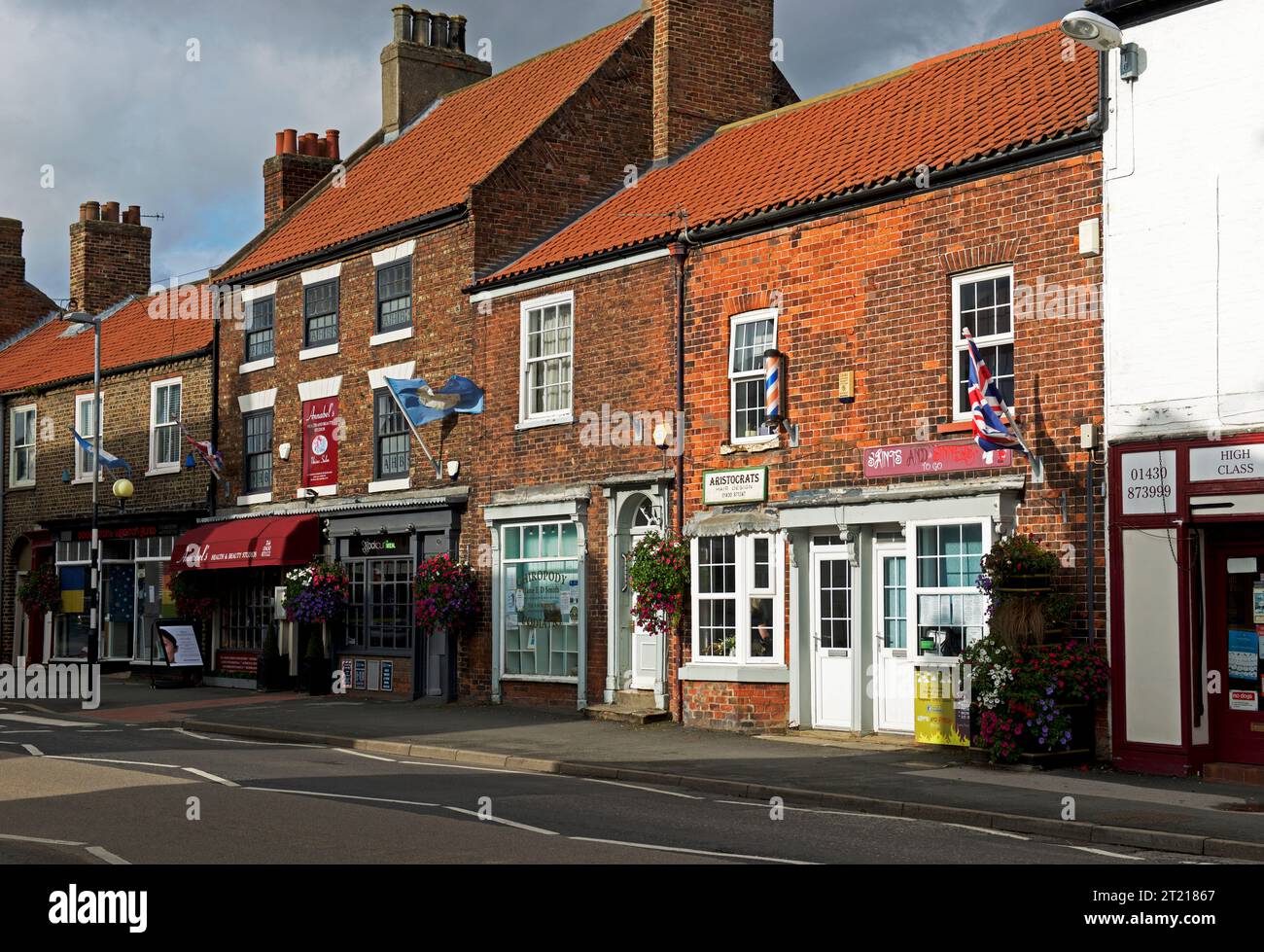 Magasins sur la rue principale à Market Weighton, East Yorkshire, Angleterre Royaume-Uni Banque D'Images