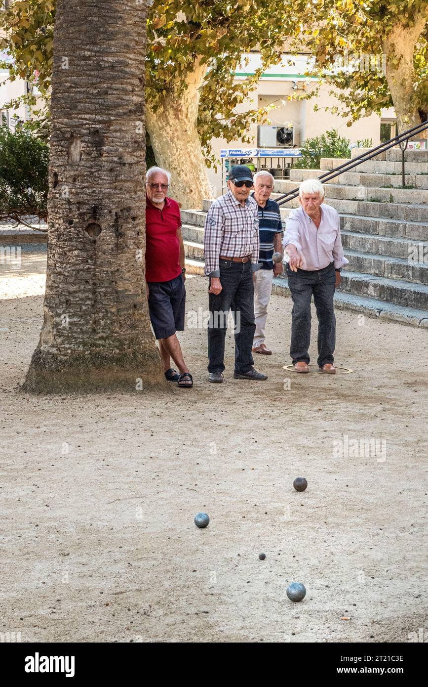Hommes plus âgés jouant à la pétanque sur une place de la ville Banque D'Images