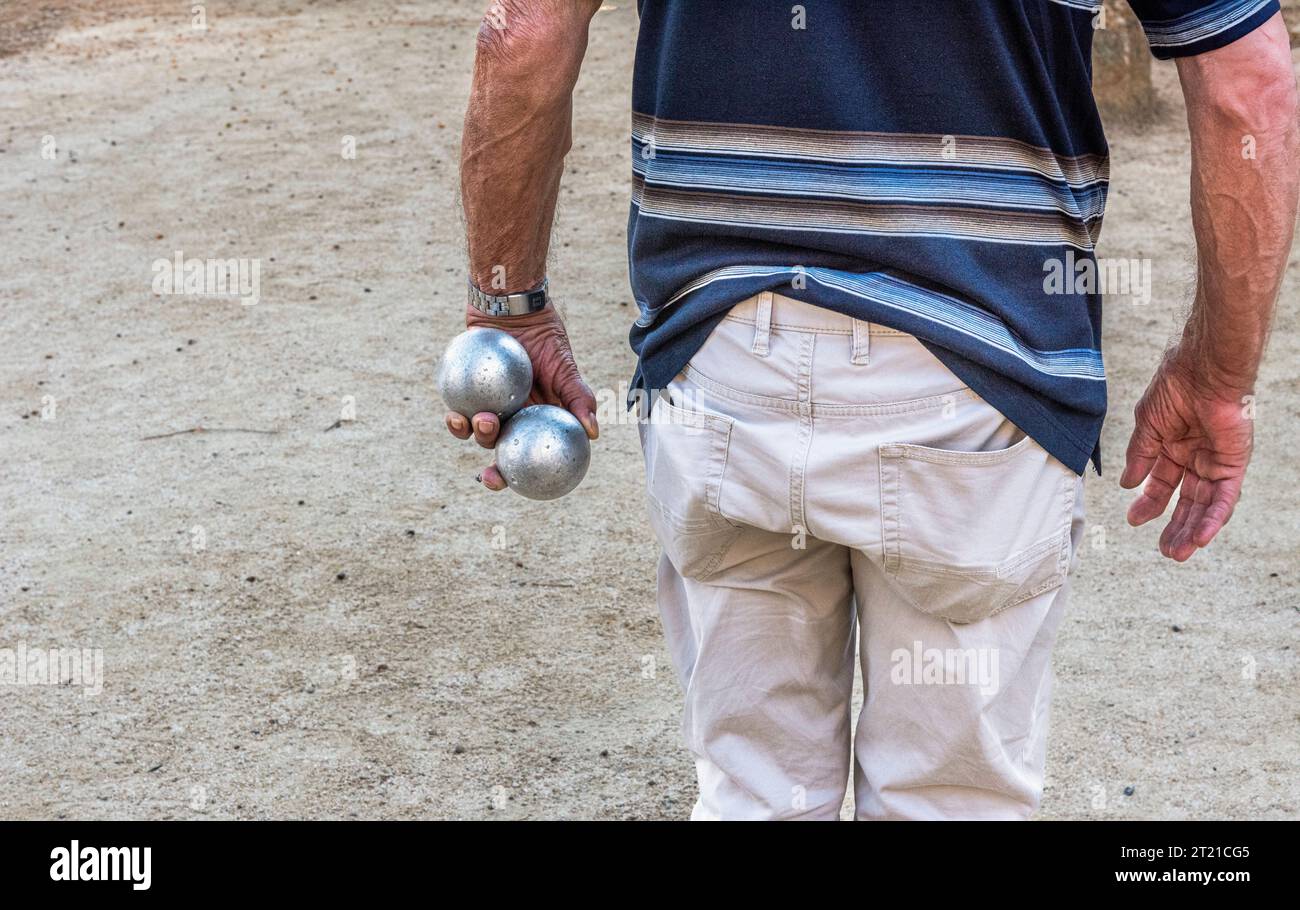 Pétanque - Man Holding boules - vu forme derrière Banque D'Images