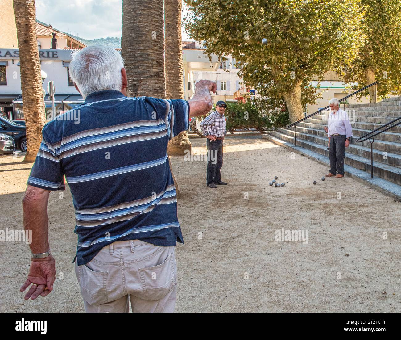 Hommes plus âgés jouant à la pétanque sur une place de la ville Banque D'Images