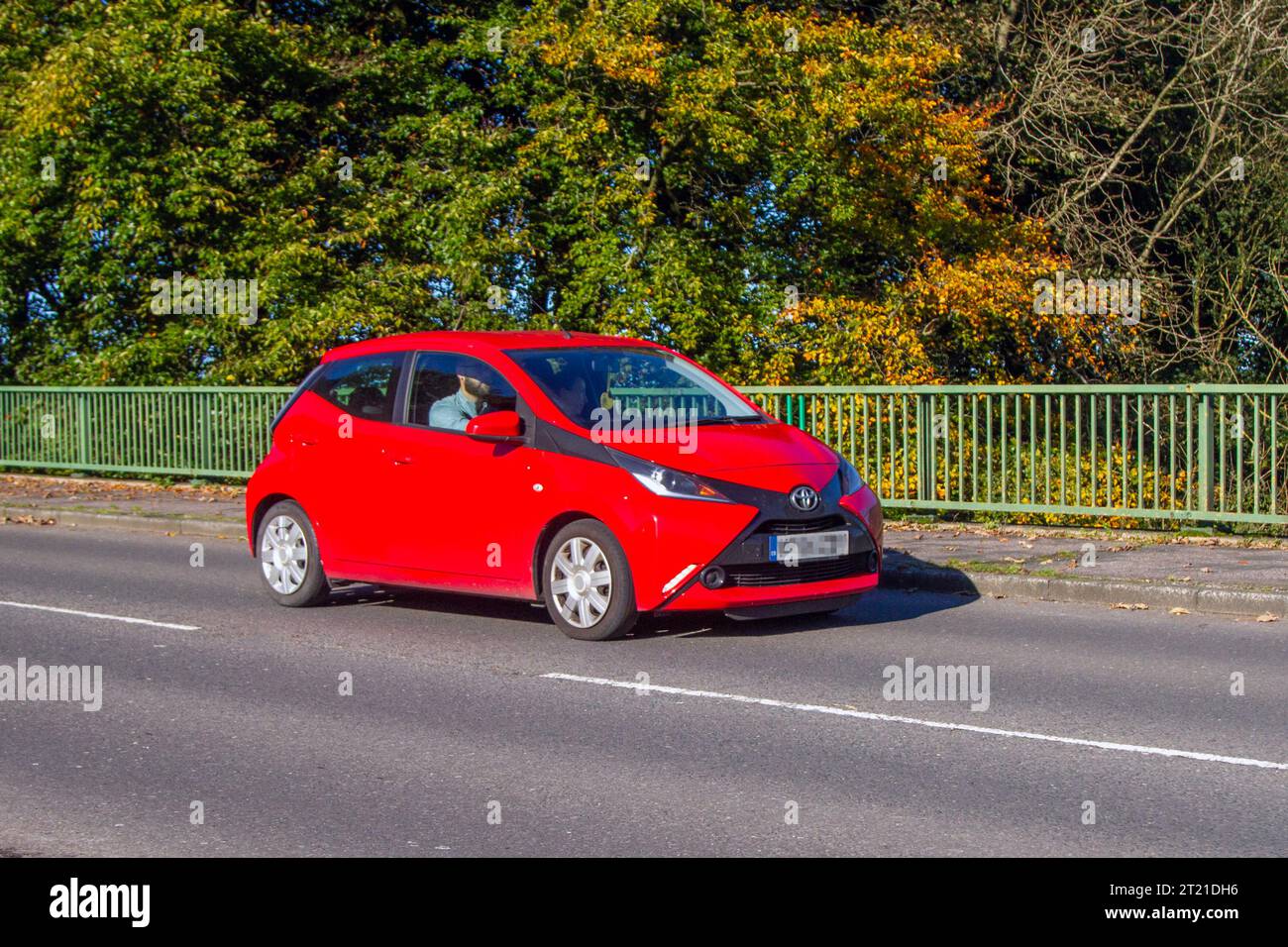 2014 Toyota Aygo X-Play VVT-I Red car Hatchback essence 998 cc, véhicule familial City cars Banque D'Images
