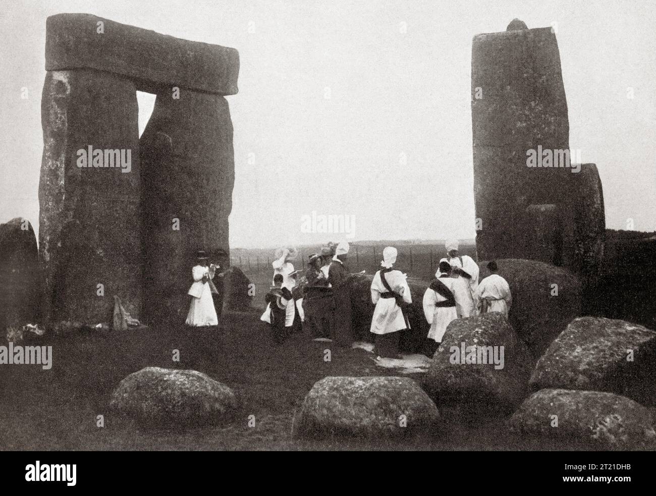 Les fidèles du soleil pratiquant leurs rites à Stonehenge, Salisbury Plain, Angleterre au début du 20e siècle. De Mundo Grafico, publié en 1912. Banque D'Images