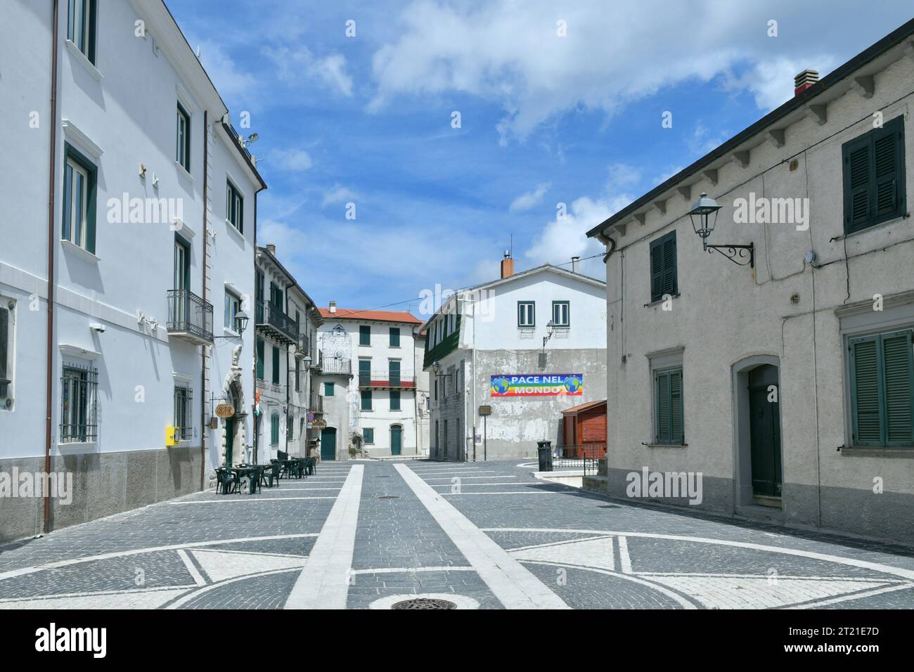 La rue d'une petite ville dans les montagnes de Molise Banque D'Images