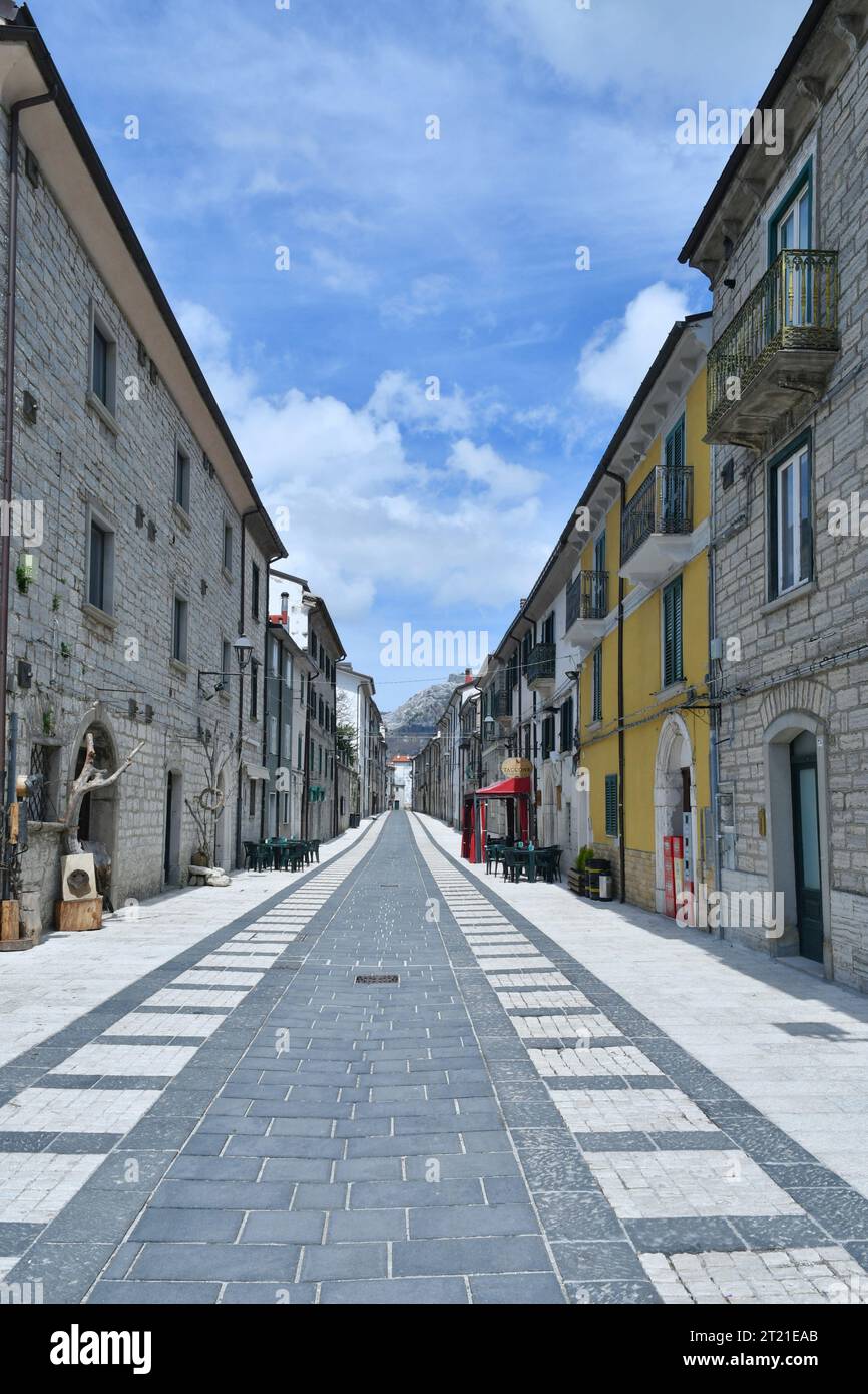 La rue d'une petite ville dans les montagnes de Molise Banque D'Images