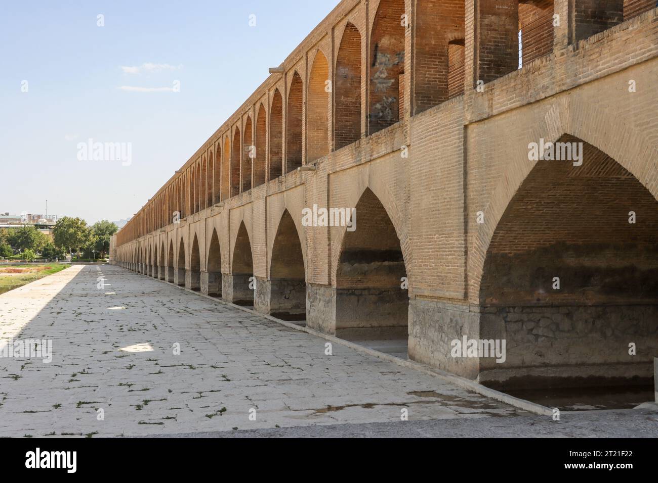 Pont si-o-se-Pol. Le célèbre pont de pierre de deux étages avec 33 arches sur la rivière Zayandeh à Ispahan. Iran Banque D'Images