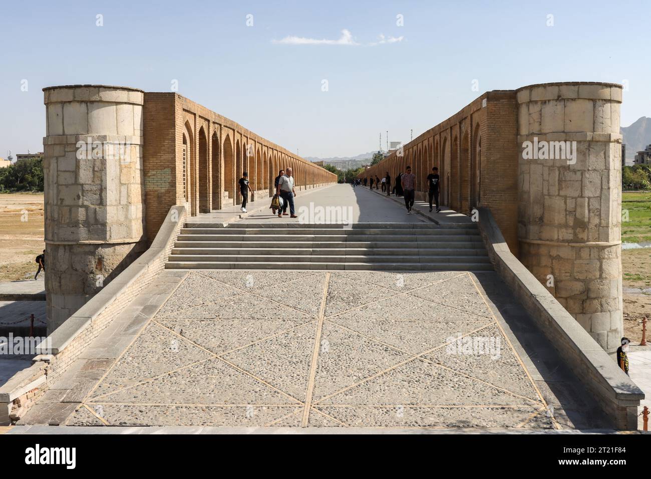 Ispahan, Iran - juillet 31 2023 : Pont si-o-se-Pol. Le célèbre pont de pierre de deux étages avec 33 arches sur la rivière Zayandeh à Ispahan Banque D'Images