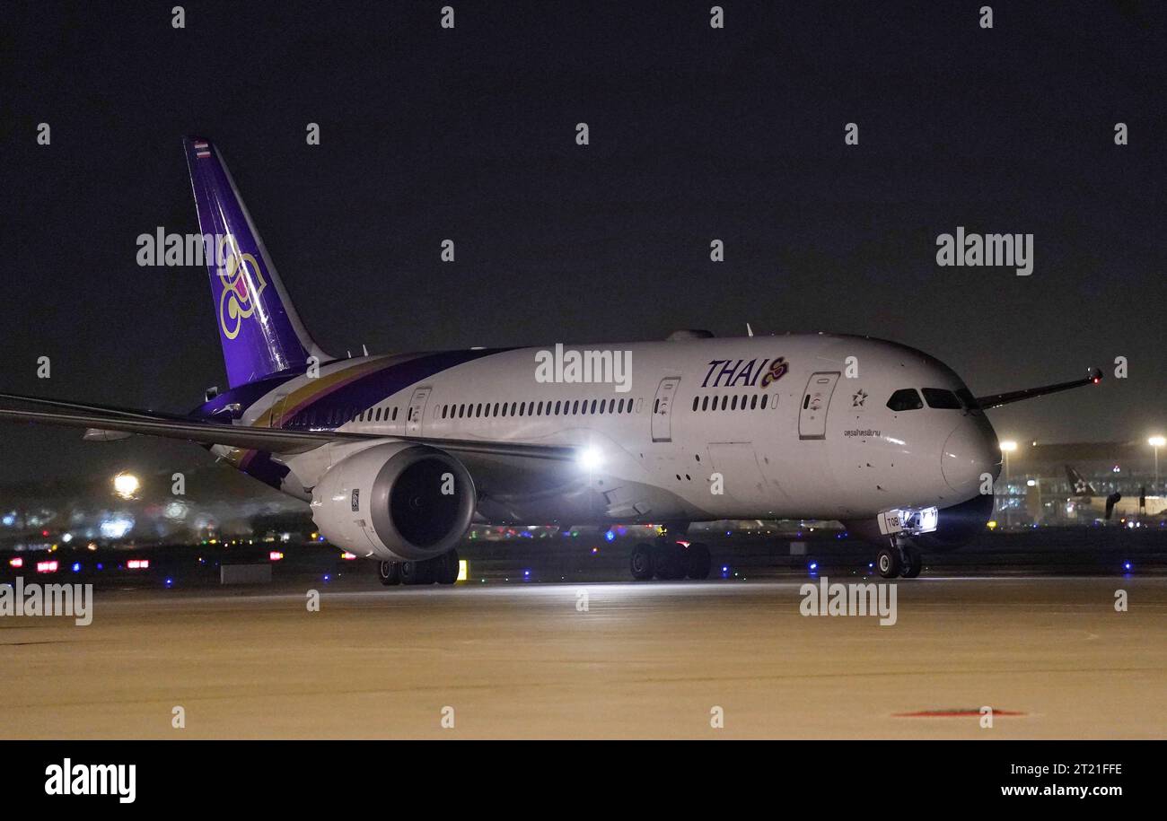 Pékin, Chine. 16 octobre 2023. Un avion transportant le Premier ministre thaïlandais Srettha Thavisin atterrit à Pékin, capitale de la Chine, le 16 octobre 2023. Srettha Thavisin participera au troisième Forum de la ceinture et de la route pour la coopération internationale. Crédit : Peng Ziyang/Xinhua/Alamy Live News Banque D'Images