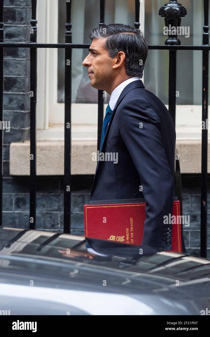 Londres, Royaume-Uni. 16 octobre 2023. Rishi Sunak, Premier ministre, quitte le numéro 10 Downing Street pour la Chambre des communes où il devrait prononcer un discours sur la guerre à Gaza. Crédit : Stephen Chung / Alamy Live News Banque D'Images