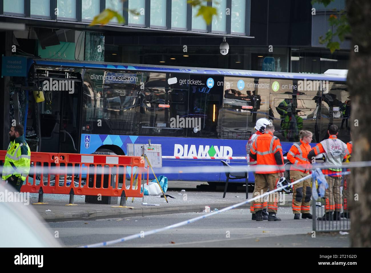 Services d'urgence sur les lieux d'un accident de bus dans le bâtiment City Tower près de l'arrêt Piccadilly Gardens Metrolink de Manchester. Date de la photo : lundi 16 octobre 2023. Banque D'Images