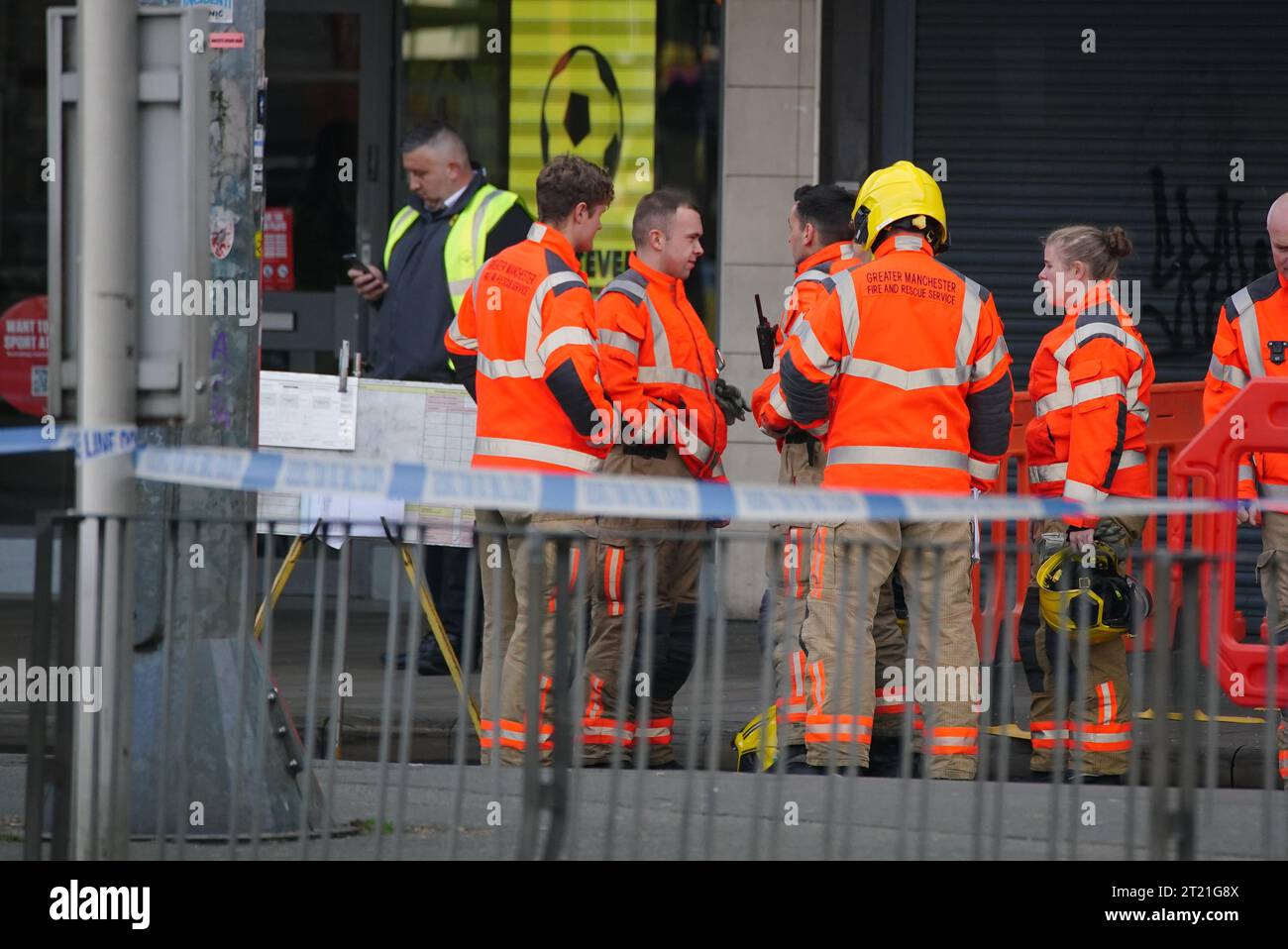 Services d'urgence sur les lieux d'un accident de bus dans le bâtiment City Tower près de l'arrêt Piccadilly Gardens Metrolink de Manchester. Date de la photo : lundi 16 octobre 2023. Banque D'Images