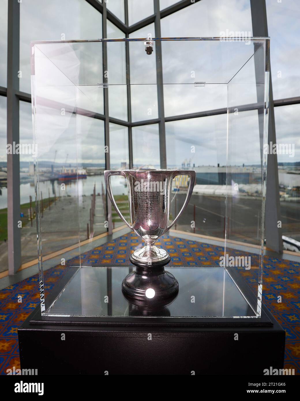 La Carpathia Loving Cup qui a été présentée au capitaine Arthur Rostron par la survivante du Titanic, Molly Brown, qui sera exposée dans le cadre de l'expérience Titanic au Titanic Belfast. Date de la photo : lundi 16 octobre 2023. Banque D'Images