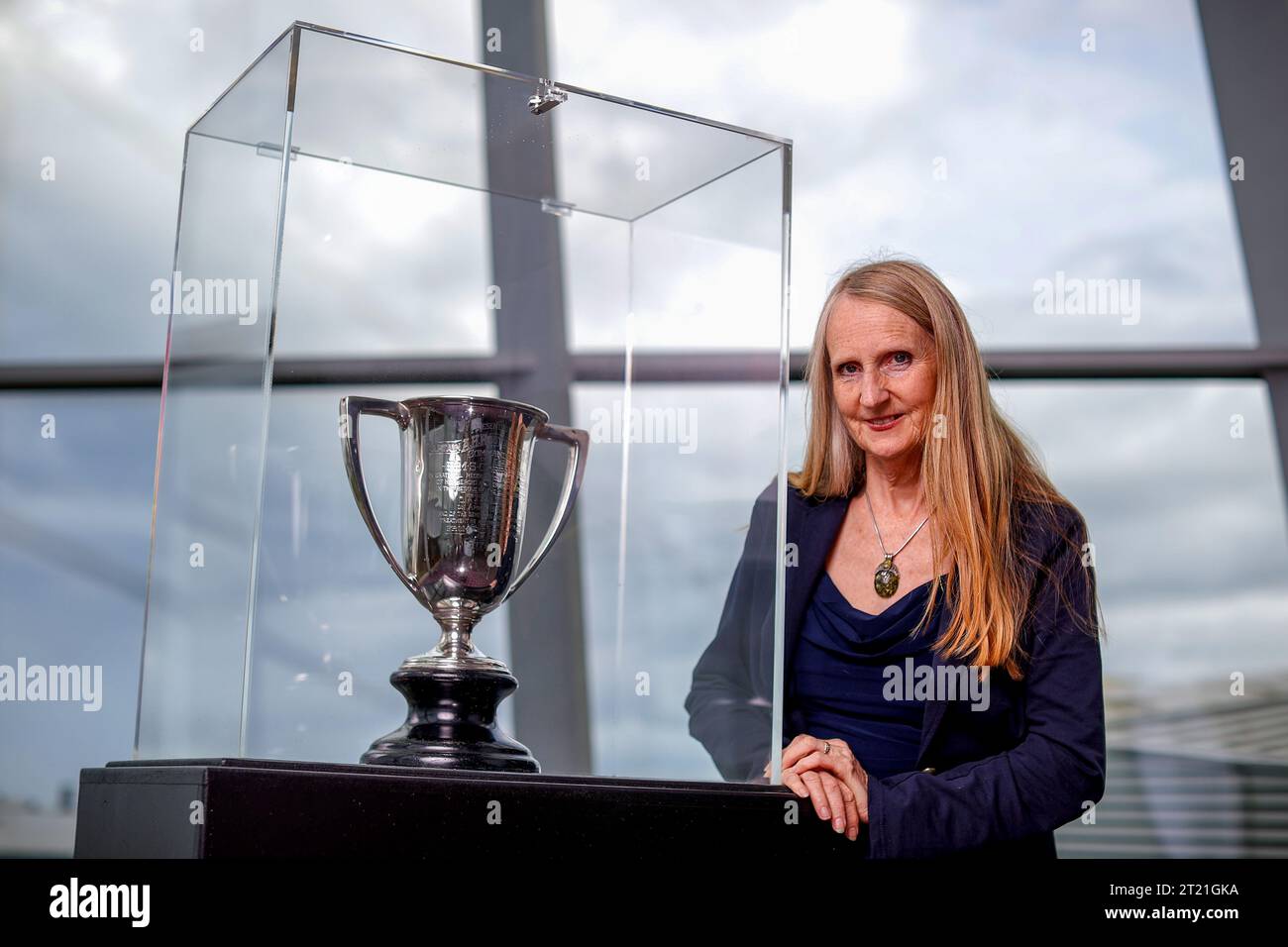 Janet Rostron arrière-petite-fille du capitaine Arthur Rostron, avec la Carpathia Loving Cup qui a été présentée au capitaine par Molly Brown, survivante du Titanic, qui sera exposée dans le cadre de l'expérience Titanic au Titanic Belfast. Date de la photo : lundi 16 octobre 2023. Banque D'Images