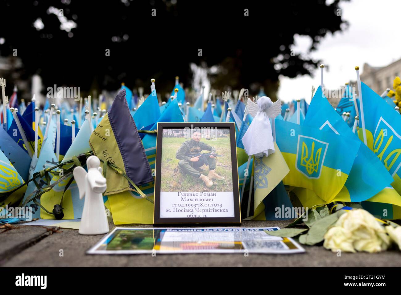 Kiev, Ukraine. 16 octobre 2023. Un portrait d'un soldat tombé au combat est vu devant des drapeaux ukrainiens au mémorial de fortune de la place indépendante. Des milliers de drapeaux ont été plantés au mémorial de fortune pour les soldats tombés sur la place de l'indépendance à Kiev. Chaque drapeau est un hommage aux soldats tombés au combat pour l'Ukraine dans la guerre russo-ukrainienne depuis février 2022. Crédit : SOPA Images Limited/Alamy Live News Banque D'Images