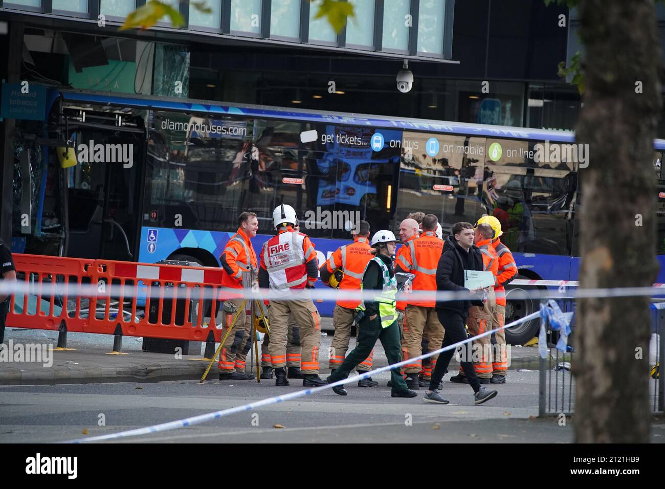 Services d'urgence sur les lieux d'un accident de bus dans le bâtiment City Tower près de l'arrêt Piccadilly Gardens Metrolink de Manchester. Date de la photo : lundi 16 octobre 2023. Banque D'Images