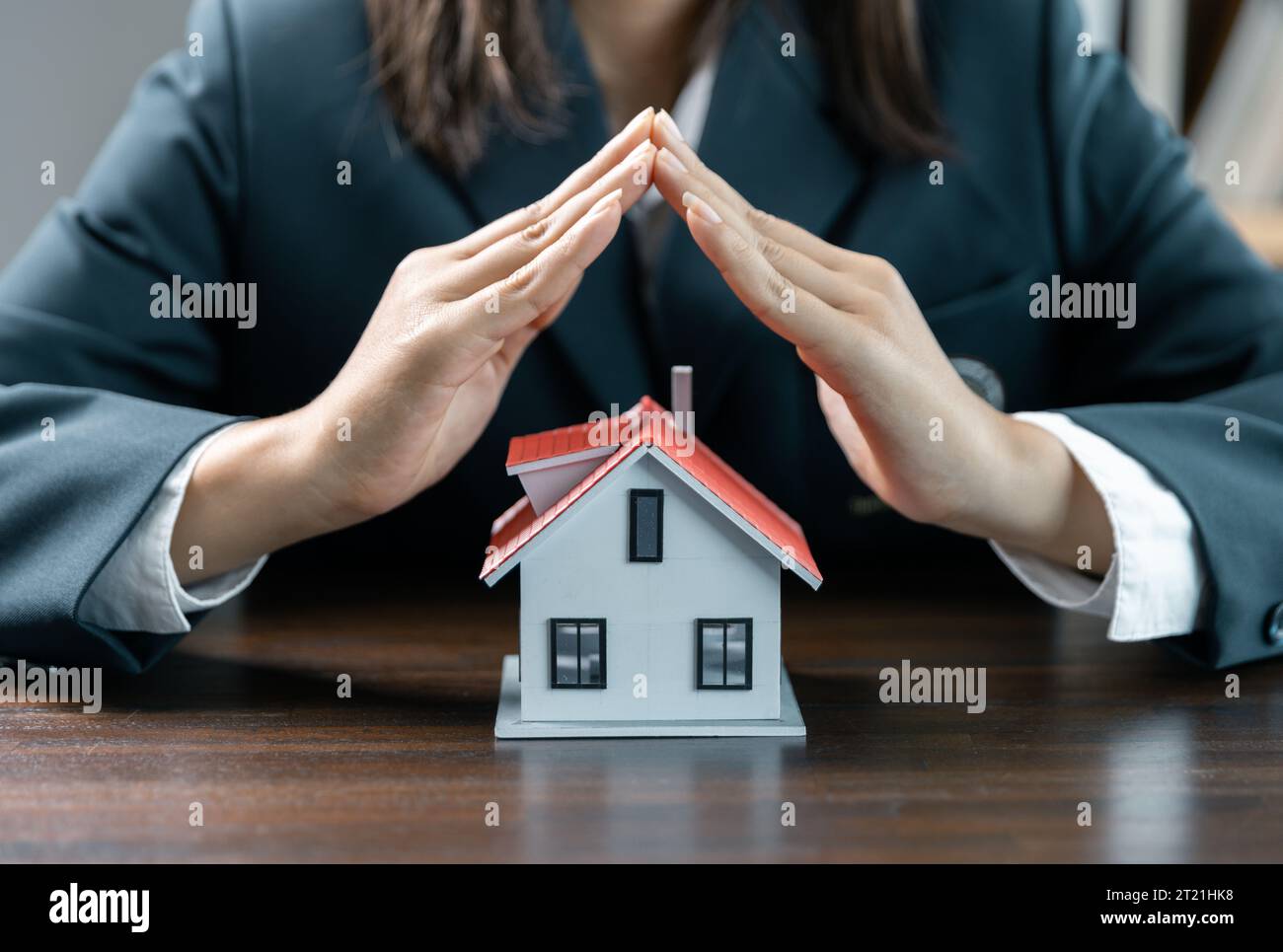 Concept de maison et immobilier assurance de propriété, assurance protection de la maison de transfert pour la protection et les soins, concept de protection de la maison, close up of Banque D'Images