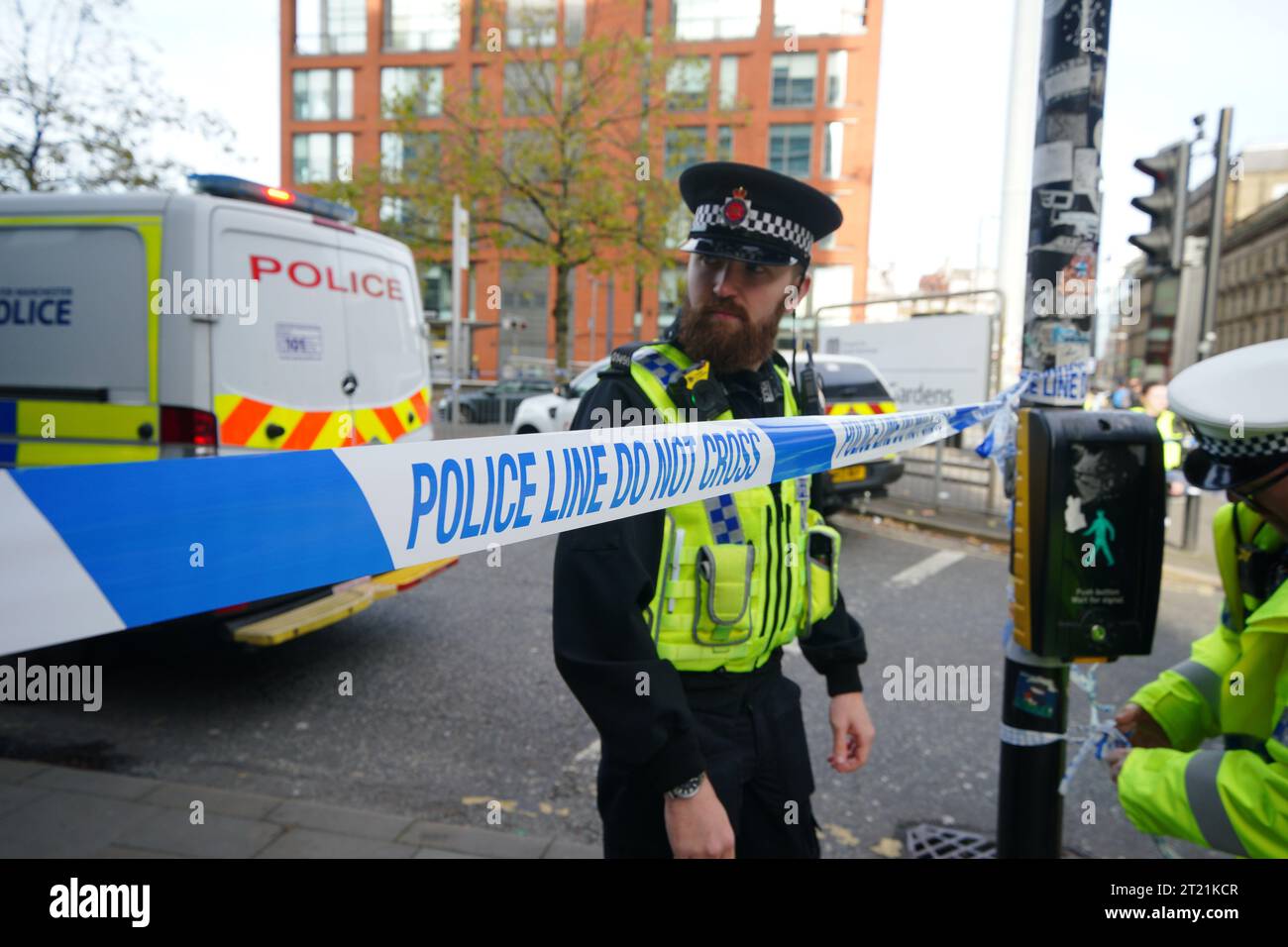 Policiers sur les lieux d'un accident de bus dans le bâtiment de la City Tower près de l'arrêt Piccadilly Gardens Metrolink de Manchester. Date de la photo : lundi 16 octobre 2023. Banque D'Images