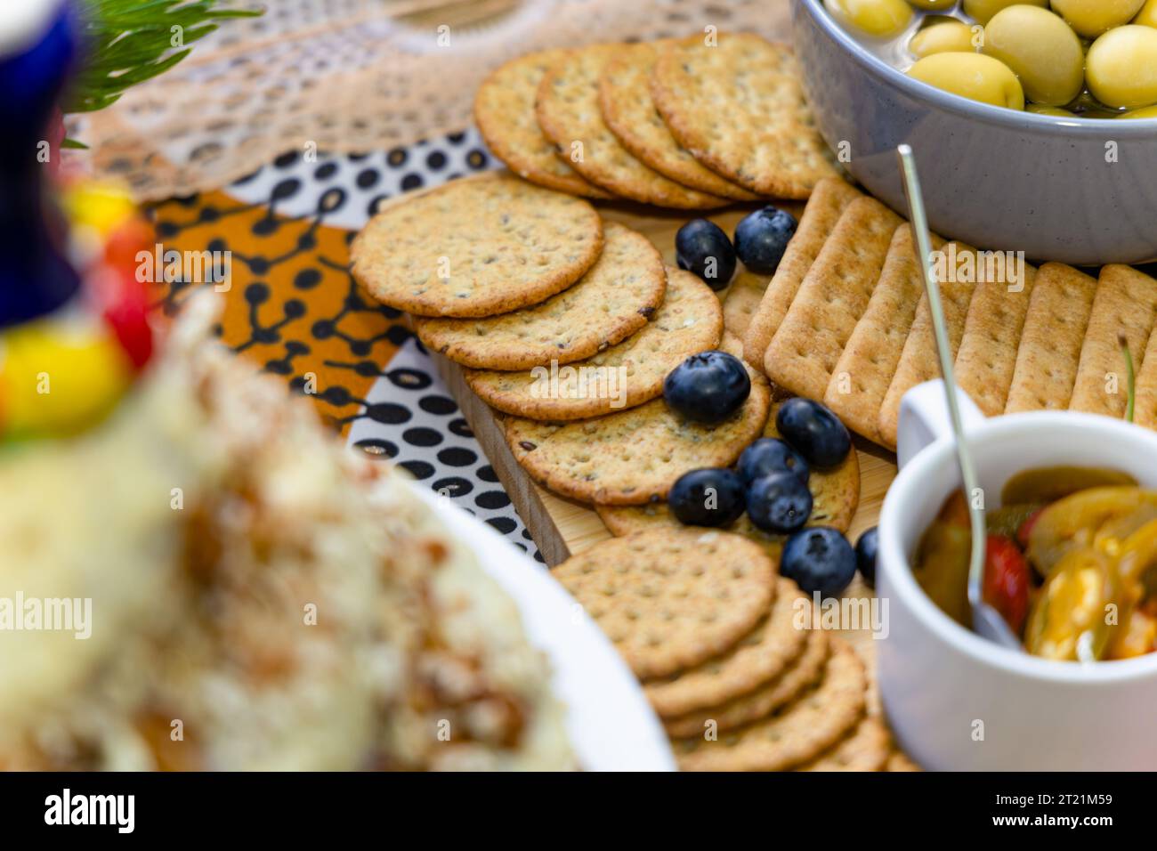 snacks sur la table, olives, biscuits, atcha, baies , myrtille, et divers crunchies Banque D'Images