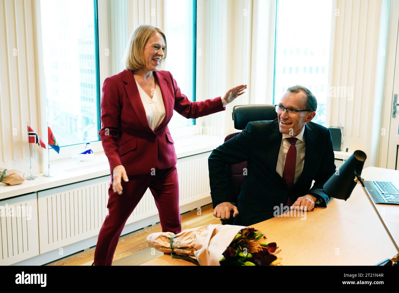 Oslo 20231016.Anniken Huitfeldt (à gauche) est remplacé par Espen Barth Eide au poste de ministre des Affaires étrangères de Norvège. Cela se produit dans le cadre de plusieurs changements dans le gouvernement norvégien lundi. Photo : Gorm Kallestad / NTB Banque D'Images