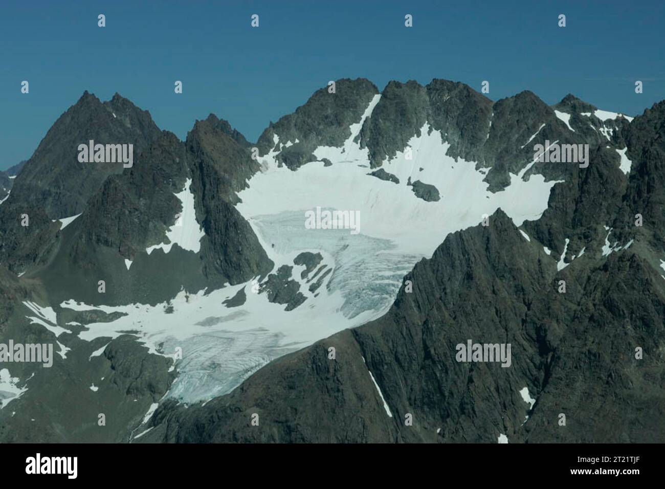 Une superbe photographie aérienne des glaciers situés dans la réserve naturelle nationale de Togiak en Alaska. Les glaciers contribuent à la richesse écologique de la région, soutenant la diversité de la faune et des habitats. Banque D'Images