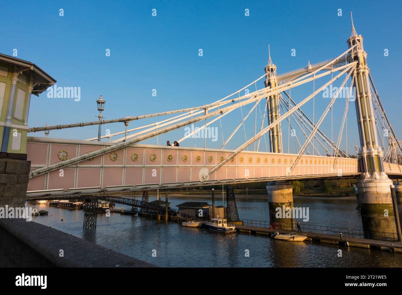 Albert Bridge est un pont routier sur la Tamise reliant Chelsea au centre de Londres sur la rive nord à Battersea au sud. Banque D'Images