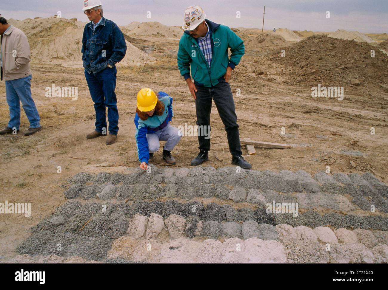 Les scientifiques examinent des échantillons de mines d'uranium disposés dans de petits monticules afin d'étudier la contamination de l'environnement et d'évaluer les impacts des activités minières sur les habitats environnants. Banque D'Images