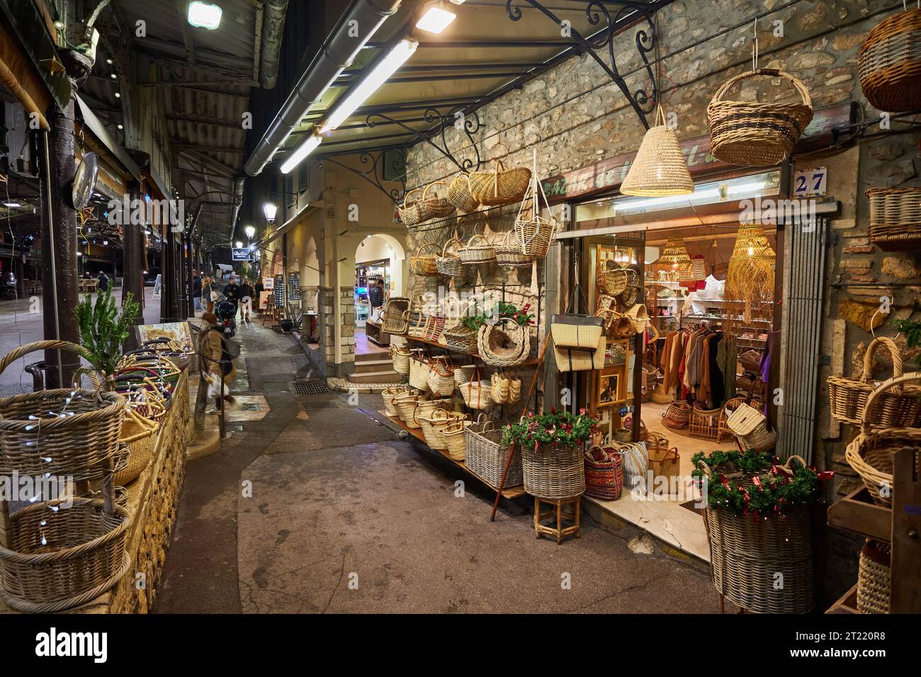 Charmante rue du marché avec paniers et décorations la nuit à Antibes, France. Banque D'Images