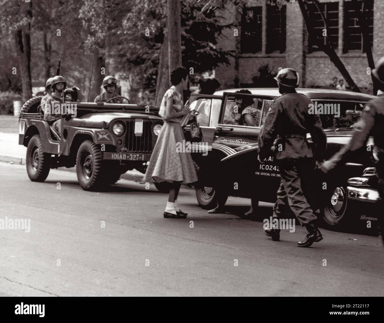 Les soldats de la 101e division aéroportée de l'armée américaine escortent des étudiants afro-américains, qui deviendra connu sous le nom de Little Rock Nine, dans le Central High School à Little Rock, Arkansas, en septembre 1957, au milieu d'une résistance extrême à l'intégration par le gouverneur de l'Arkansas Orval Faubus qui activera la Garde nationale de l'Arkansas pour bloquer tout effort d'intégration. La réponse de l'armée américaine, initiée par le président Dwight Eisenhower, s'appelle opération Arkansas. Banque D'Images