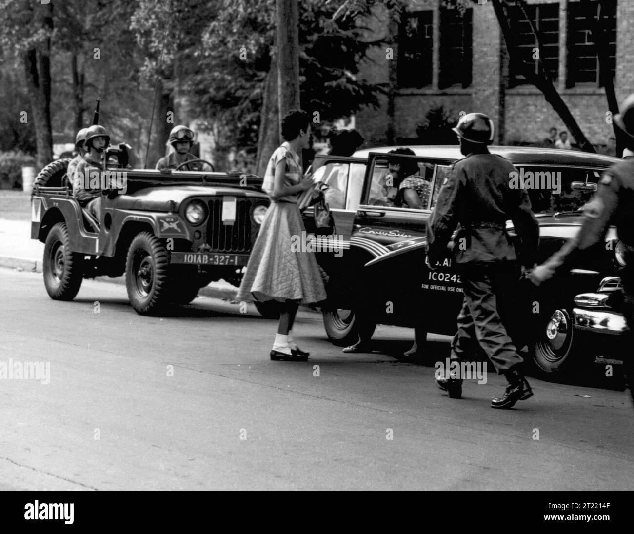 Les soldats de la 101e division aéroportée de l'armée américaine escortent des étudiants afro-américains, qui deviendra connu sous le nom de Little Rock Nine, dans le Central High School à Little Rock, Arkansas, en septembre 1957, au milieu d'une résistance extrême à l'intégration par le gouverneur de l'Arkansas Orval Faubus qui activera la Garde nationale de l'Arkansas pour bloquer tout effort d'intégration. La réponse de l'armée américaine, initiée par le président Dwight Eisenhower, s'appelle opération Arkansas. Banque D'Images