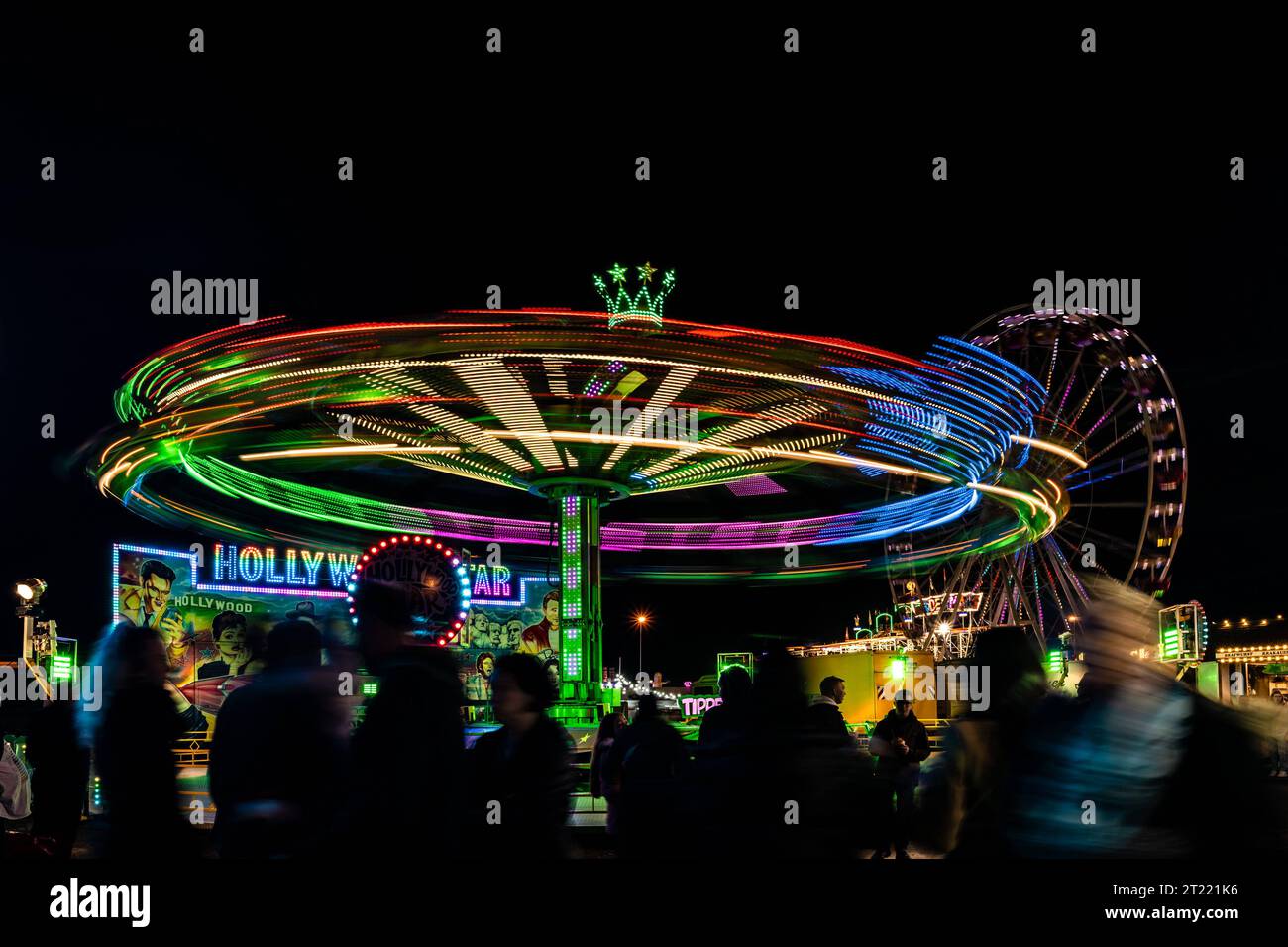 Kirmes/Oktoberfest 15.10.2023, Symbolfoto/Illustrationsbild, Symbolbild, Themenbild : Fahrgeschäfte auf dem Limburger Oktoberfest. Lichtspuren, kirmes, Kirmesplatz, Rummel, Rummelplatz, Lichtstimmung, Lichter, Riesenrad, Bewegung, Karussell, Langzeitbelichtung, Festplatz, Atmosphäre, Farbenspiel, Dynamik, Lichtmalerei, Abendstimmung, Geschwindigkeit, Jahrmarkt, Volksfest Limburg Hessen Allemagne *** Feature funfair oktoberfest 15 10 2023, symbole photo illustration image, symbole image, thème images tours à la Limburg Oktoberfest Light traces, funfair, fair, fair, fair, fair, l Banque D'Images