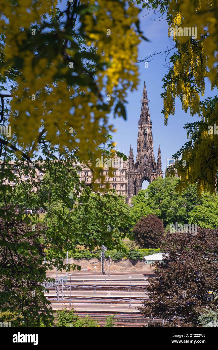 Le monument Scott à Édimbourg, en Écosse, vu à travers les branches d'un arbre laburnum Banque D'Images