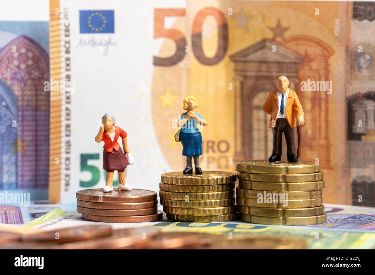 Augsbourg, Bavière, Allemagne. 16 octobre 2023. Figurines miniatures sur les pièces en euros entourées de billets en euros. Symbole image pension et finances dans la vieillesse *** Miniaturfiguren auf Euro Geldmünzen umgeben von Euro Bargeld Scheinen. Symbolbild rente und Finanzen im Alter Credit : Imago/Alamy Live News Banque D'Images