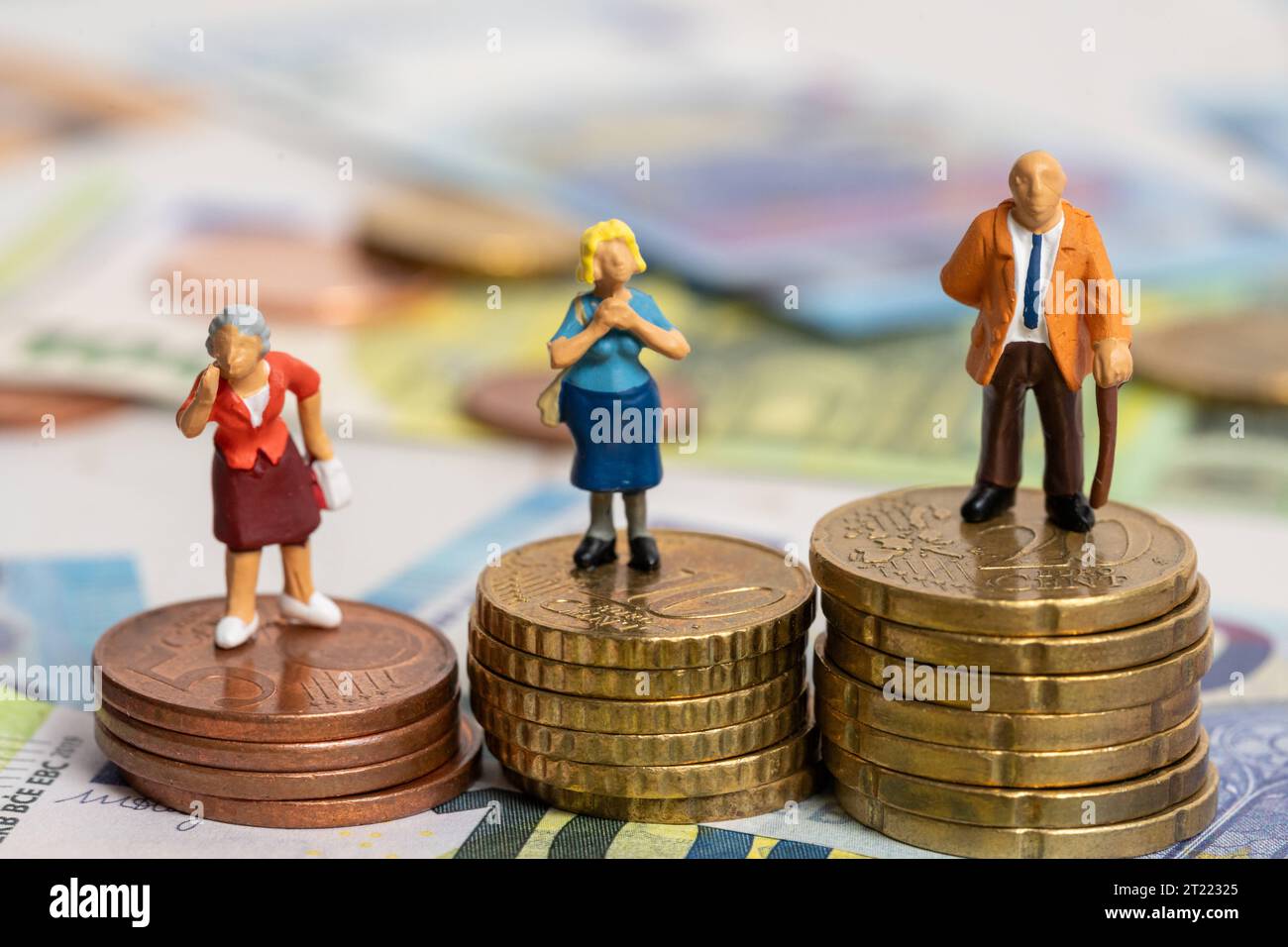 Augsbourg, Bavière, Allemagne. 16 octobre 2023. Figurines miniatures sur les pièces en euros entourées de billets en euros. Symbole image pension et finances dans la vieillesse *** Miniaturfiguren auf Euro Geldmünzen umgeben von Euro Bargeld Scheinen. Symbolbild rente und Finanzen im Alter Credit : Imago/Alamy Live News Banque D'Images