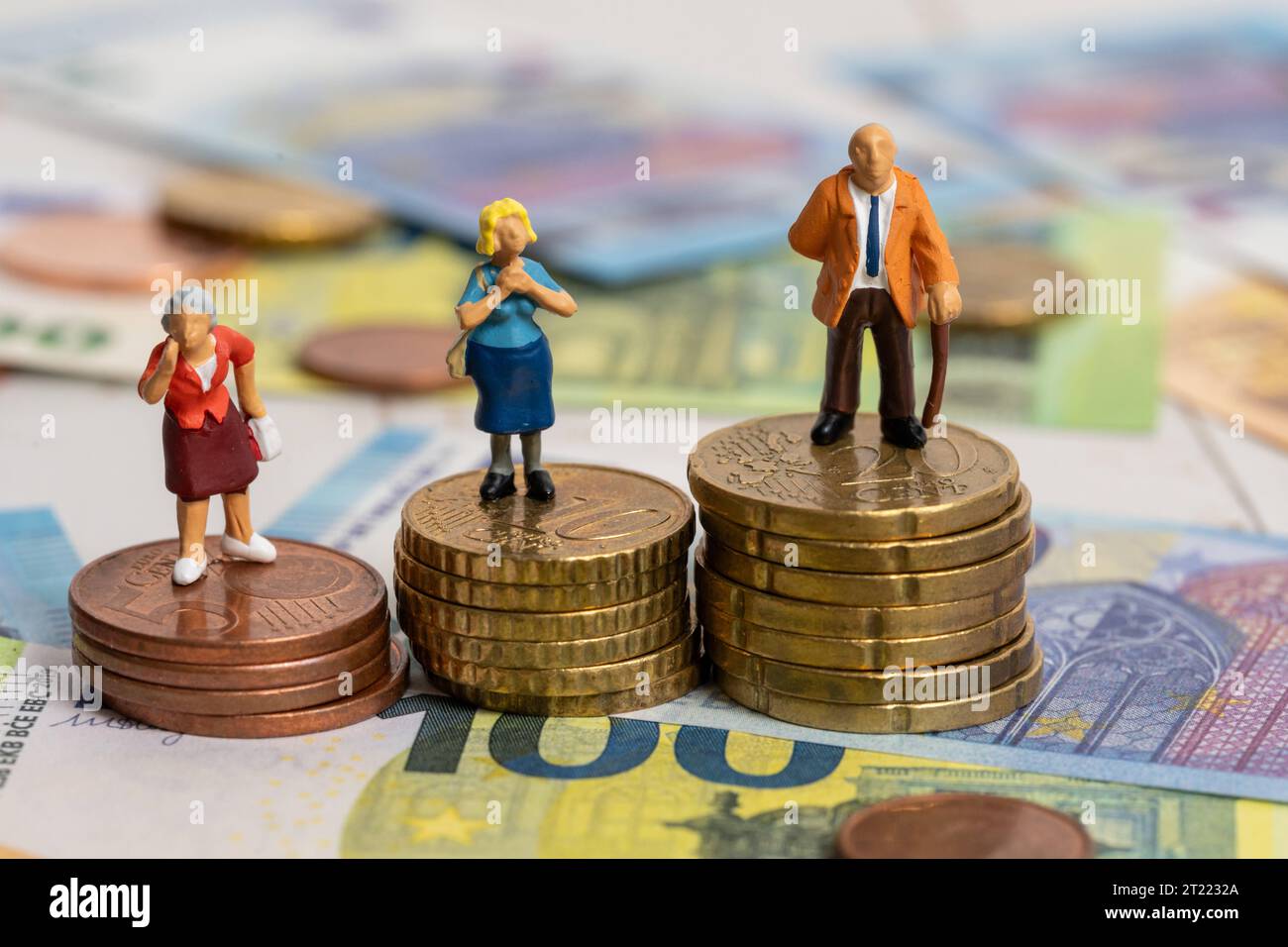 Augsbourg, Bavière, Allemagne. 16 octobre 2023. Figurines miniatures sur les pièces en euros entourées de billets en euros. Symbole image pension et finances dans la vieillesse *** Miniaturfiguren auf Euro Geldmünzen umgeben von Euro Bargeld Scheinen. Symbolbild rente und Finanzen im Alter Credit : Imago/Alamy Live News Banque D'Images