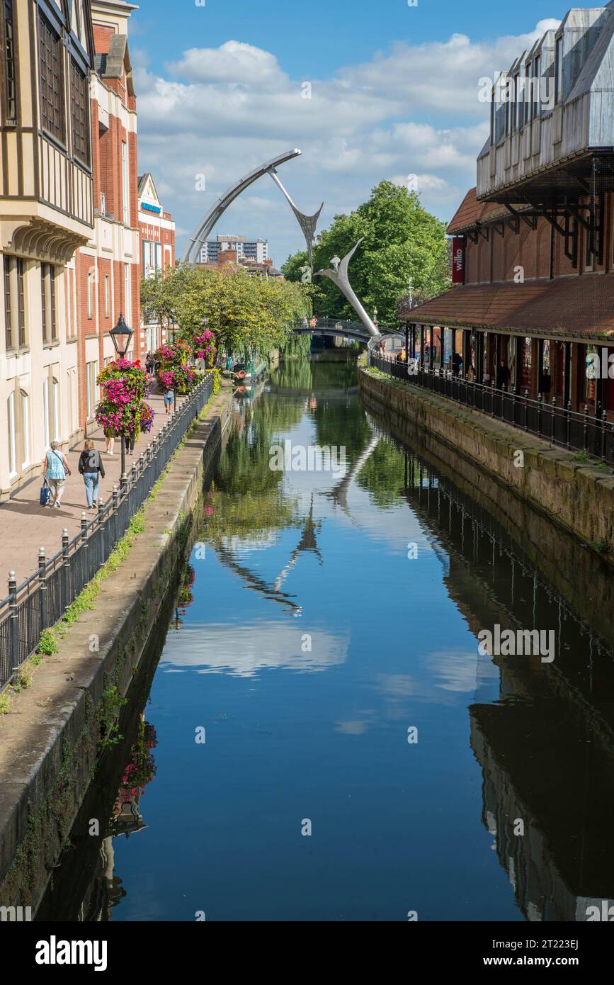 La rivière Witham comme il coule à travers la ville de Lincoln, avec la sculpture de 16m de haut «Empowerment» dans la distance. Banque D'Images