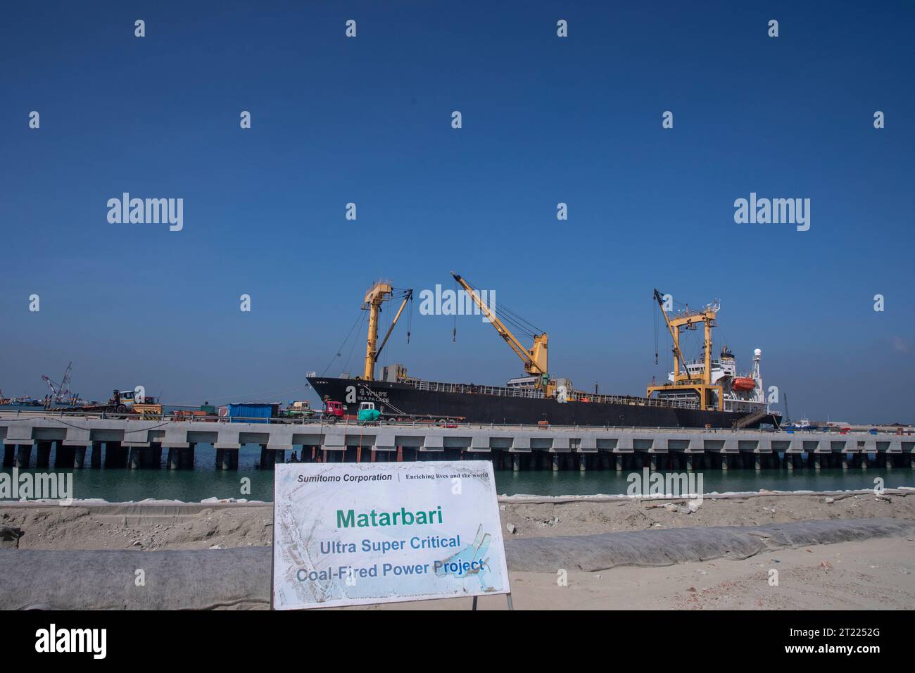 Un navire étranger mouille à la jetée de la centrale électrique de Matarbari, une centrale au charbon de 1 200 MW en construction à Maheshkhali, au Bangladesh. Banque D'Images