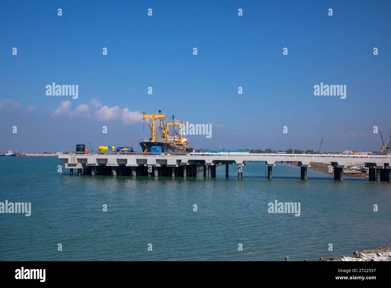 Un navire étranger mouille à la jetée de la centrale électrique de Matarbari, une centrale au charbon de 1 200 MW en construction à Maheshkhali, au Bangladesh. Banque D'Images