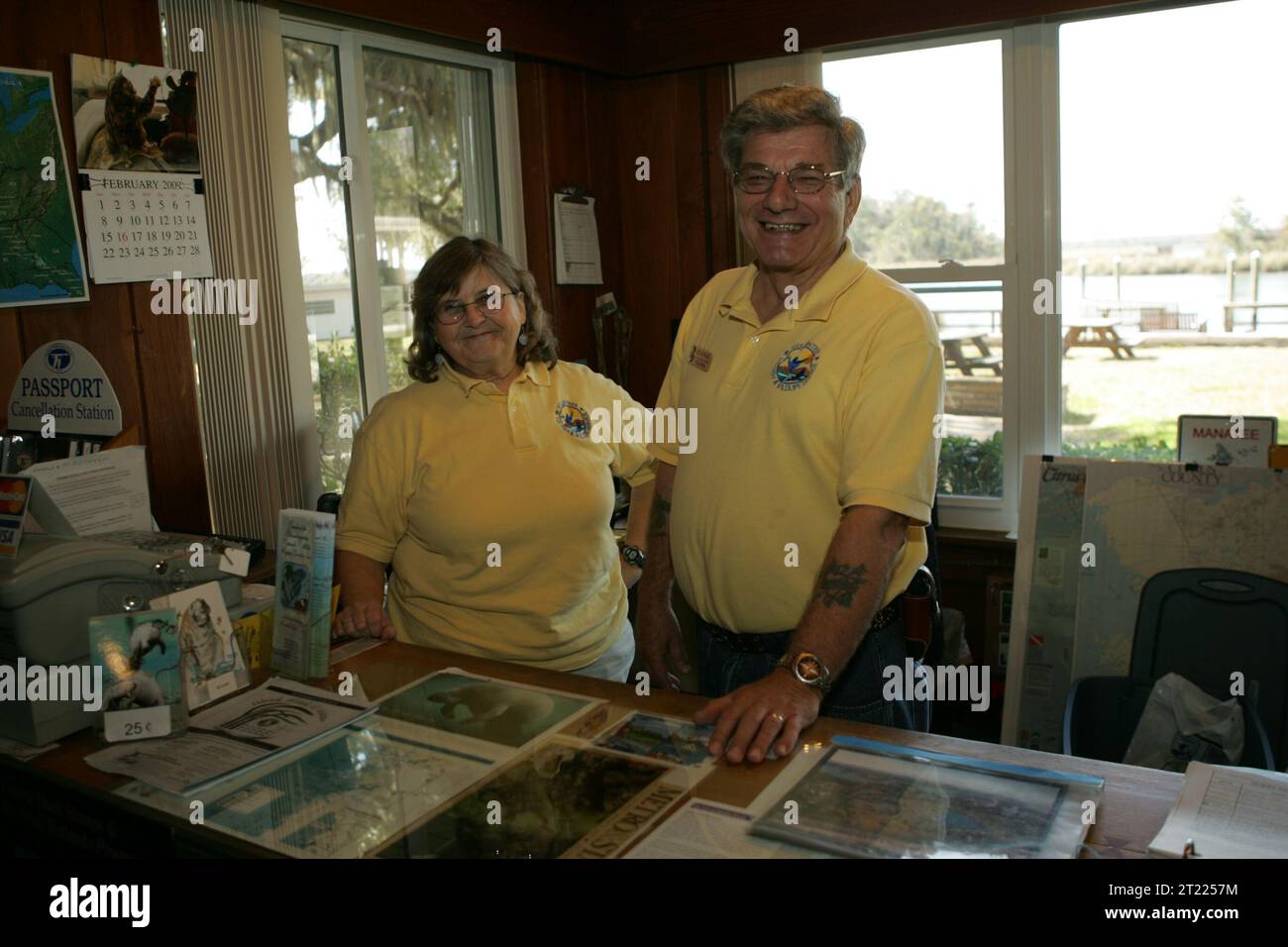 Bénévoles du refuge. Sujets : bénévoles ; Services aux visiteurs ; refuges pour animaux sauvages. Localisation : Floride. Site du service des poissons et de la faune : REFUGE FAUNIQUE NATIONAL DE CRYSTAL RIVER. . 1998 - 2011. Banque D'Images